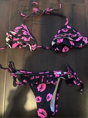 JJ Biquinis brasil Black Bikini with Hot Pink Lip Print Ruffle Trim small nwot